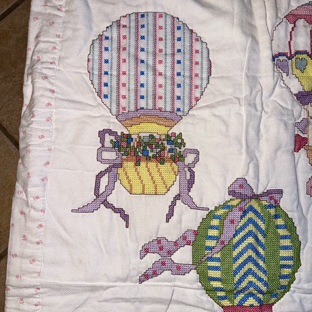 Hot air balloon baby blanket. There are 5 different hot air balloons - beautiful - Picture 6 of 11